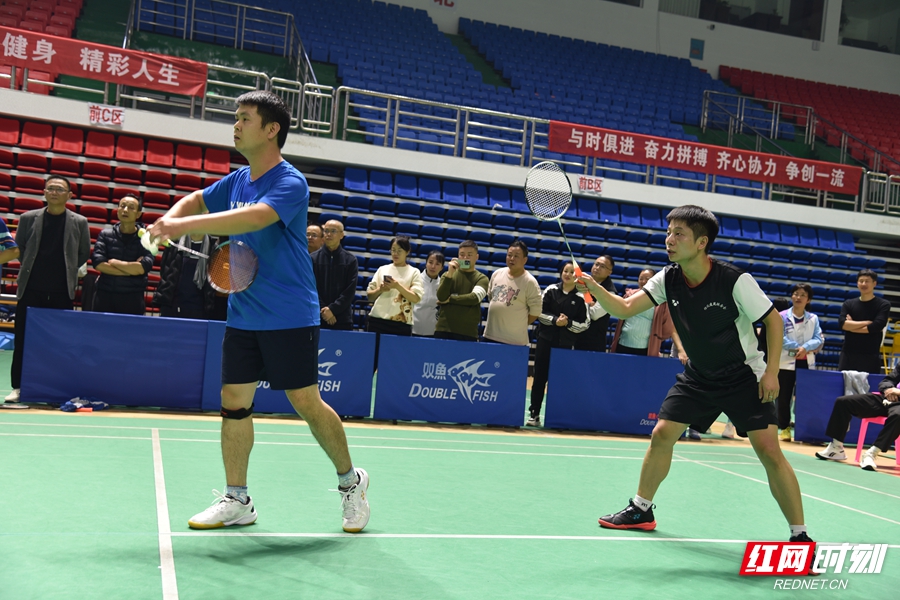 图片说明：怀化市第五届“电信杯”羽毛球赛场，绝杀一触即发。.JPG