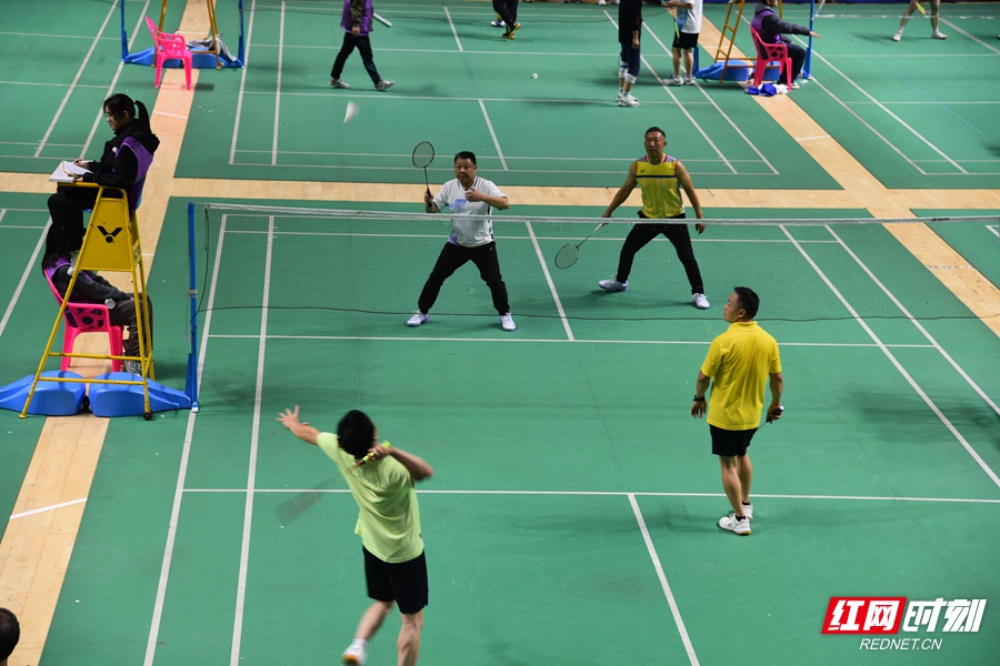 图片说明：怀化市第五届“电信杯”羽毛球赛场一角.JPG