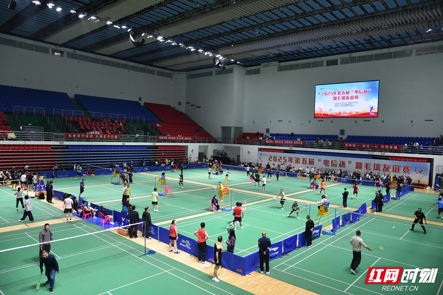 图片说明：怀化市第五届“电信杯”羽毛球赛场，选手们竞相亮出绝技，比分不断上升。.JPG