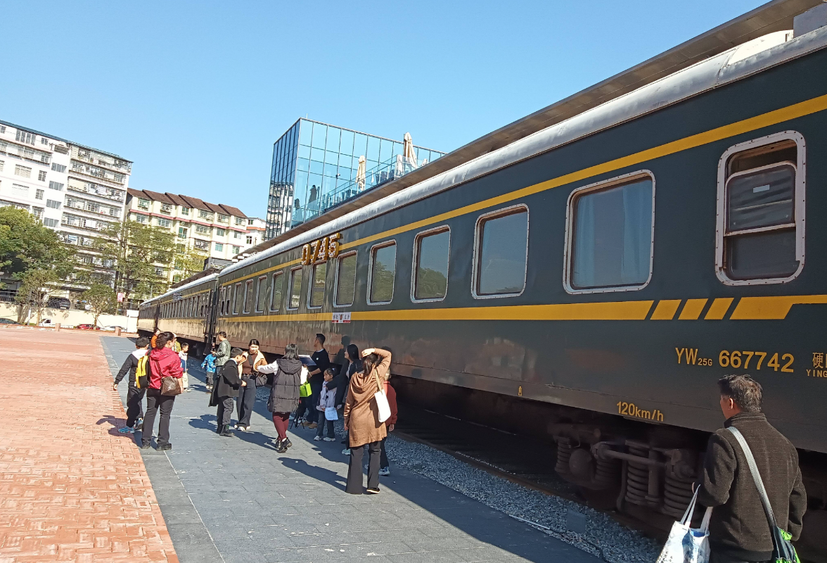 “十四五”的民生故事｜铁轨旁，民生新事正发生