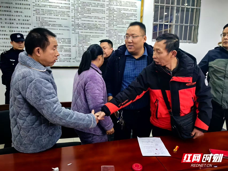 因邻里纠纷调解成功后当事双方握手言和场景.jpg 因邻里纠纷调解成功后当事双方握手言和场景.jpg