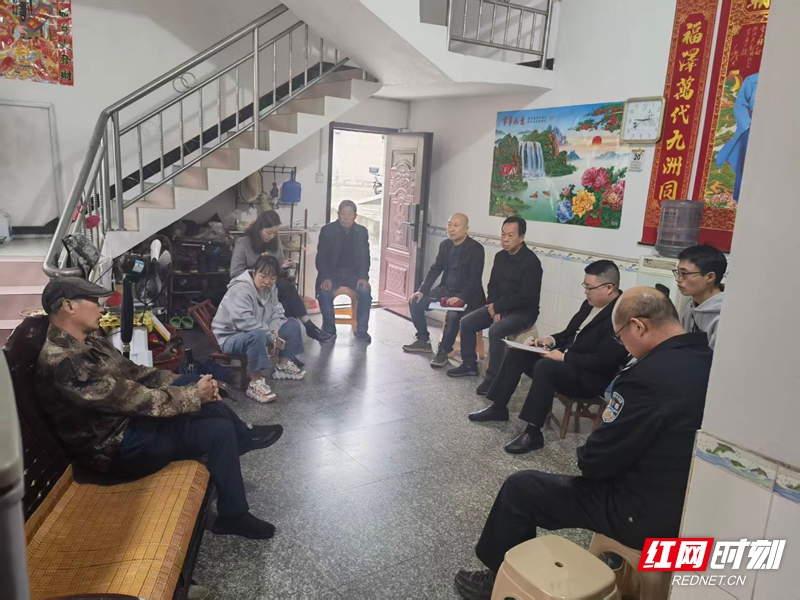 组织调解因迁坟埋入它地矛盾纠纷现场.jpg 组织调解因迁坟埋入它地矛盾纠纷现场.jpg