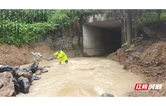 防汛一线丨新晃胜利村：山洪冲击电杆危在旦夕，村支书涉险徒手排险情