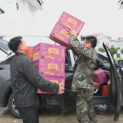 防汛一线丨麻阳：争分夺秒发放防汛救灾物资 全力保障群众安全度汛