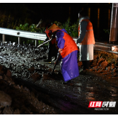 防汛一线丨暴雨致山体滑坡阻断交通 洪江市多部门连夜抢险保通“生命线”