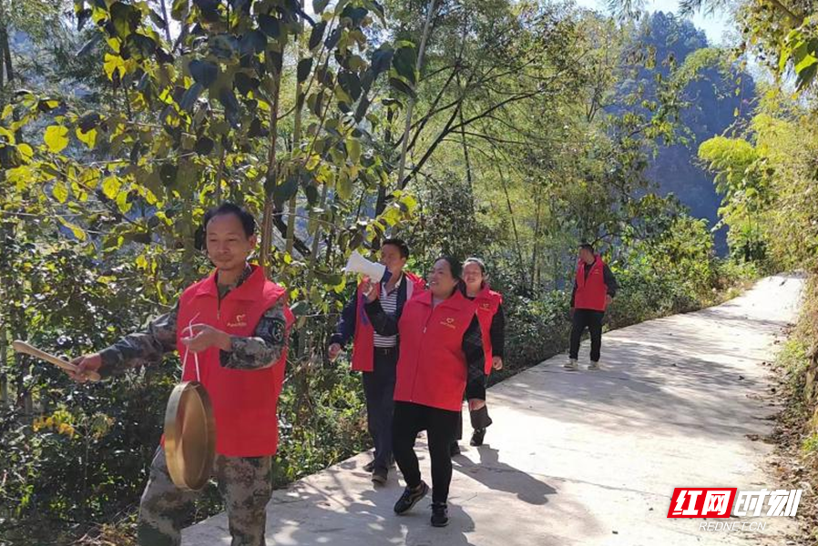 组织网格力量鸣锣喊寨   龙久坤摄.png
