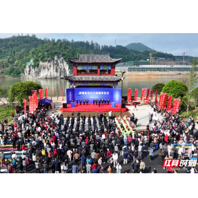 百姓送锦旗、驾车步行争相体验 辰溪沅江大道通车暖了整座“石头城”