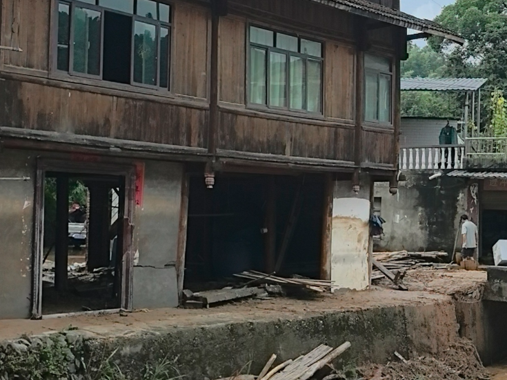 直击防汛一线丨17岁少女回忆，“他们架梯子把我从二楼接出去”