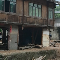 直击防汛一线丨17岁少女回忆，“他们架梯子把我从二楼接出去”