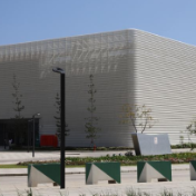 中国援建的非洲疾控中心实验室揭牌