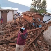 尼泊尔地震已致128人遇难 总理普拉昌达赶往灾区