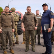 第一现场丨卡霍夫卡大坝被毁后两日，泽连斯基抵达洪灾现场