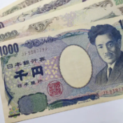 维持超宽松货币政策 日元跌势恐未到头