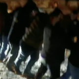 冰天雪地上演“人车拔河”