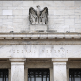 美联储维持联邦基金利率目标区间不变 年内或有三次降息
