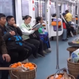 “背篓专线”+免费摊位 这里的故事很温暖