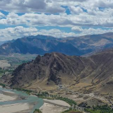 西藏山南雅鲁藏布江沿岸绿树成荫