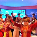 外国专家同跳欢快的维吾尔族舞蹈