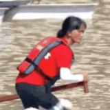 超飒！67岁龙舟女舵手刷屏了 