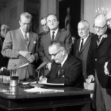 【透视】《民权法案》签署60年后,大多数非裔美国人仍然感觉遭受系统性歧视