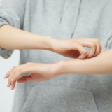 越痒越挠,越挠越痒……如何远离这种恼人的皮肤病 | 科普时间