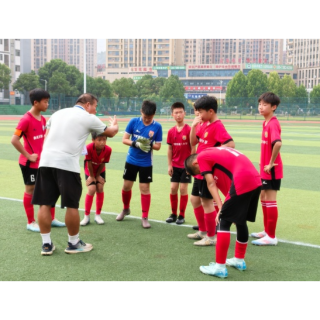 视频|首轮对决燃情开赛!2026娄底市校超足球联赛U12组首轮赛事圆满落幕
