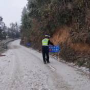 娄底公安交警全力保障雪天道路交通安全