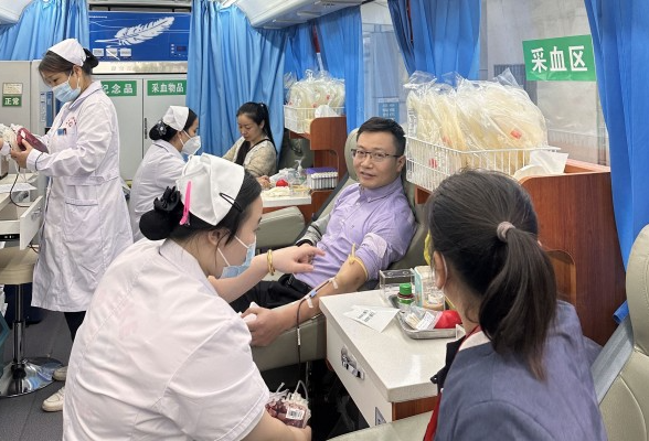 娄底市中心医院125名白衣天使无偿献血4.38万毫升