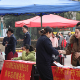新时代 新雷锋｜冷水江市开展“四季同行·雷锋家乡学雷锋”志愿服务一条街活动