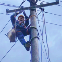 国网双峰县供电公司：有一种电力情怀叫“再爬一次电杆”