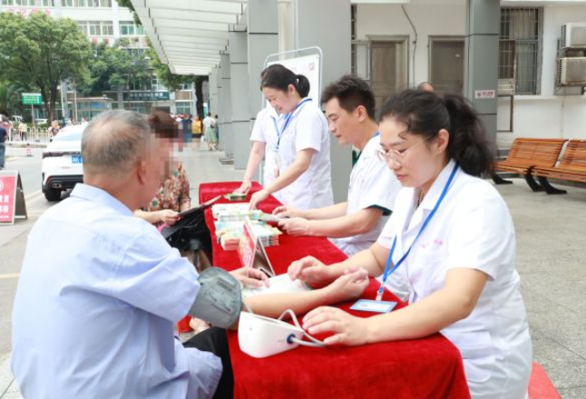 娄底市中心医院开展“世界肝炎日”义诊宣传活动