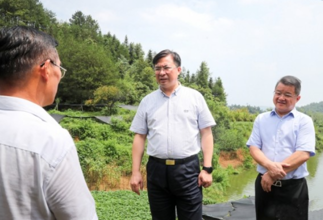 邹文辉到新化调研：围绕“三大主线” 守牢“四条底线” 助推乡村振兴迈入“快车道”