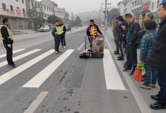 冷水江市公路建设养护中心积极应对低温冰雪天气