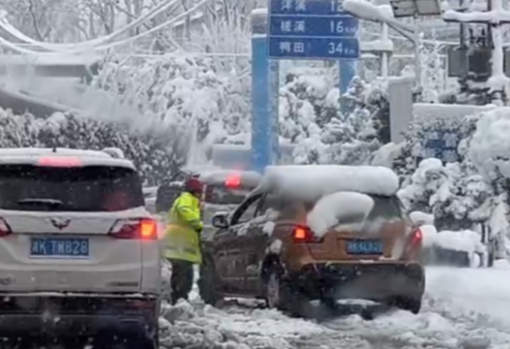 视频｜新化交管部门全力以赴除冰扫雪保畅通