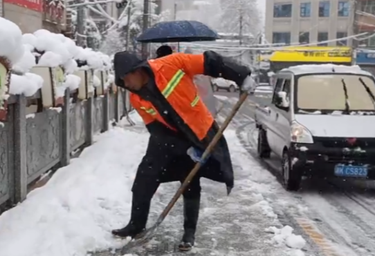 涟源“清扫大军”开启扫雪模式