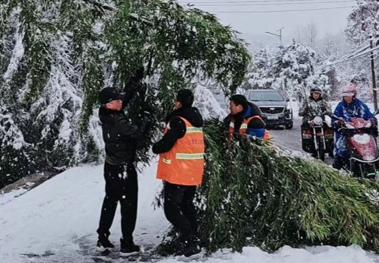 组图｜冷水江：雪很美，他们的身影更美