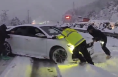 视频｜小车打横深陷雪地 警民合力推回正道