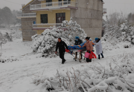 男子消化道出血 双峰医护人员手摇雪竹为救护车开道