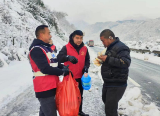 暴雪致多车被困高速 金凤乡应急响应成功救援