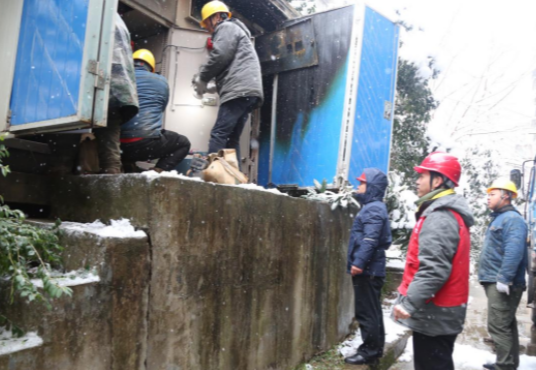 国网娄星：不惧严寒 浴“雪”奋战忙抢修