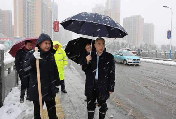 刘杰: 把安全出行摆在第一位 做好扫雪除冰工作