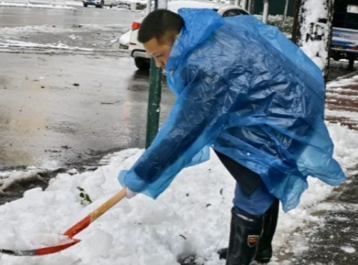 娄底市水利局：铲雪除冰保畅通 齐心协力暖人心