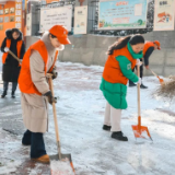娄底中院：扫雪铲冰护安全 白雪更映“志愿红”