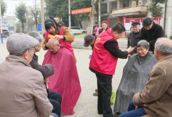 冷水江：便民集市热闹“营业” 乡风文明蔚然成风