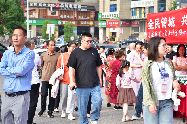 6月7日上午，2024年全国高考正式拉开大幕。据悉，今年娄底市有32996人参考，共设6个考区19个考点。为全力护航高考，娄底教育、公安、交通、城管、消防、医疗、电力等多部门，以及爱心志愿者积极联动，精心做好考试组织和考生服务工作。