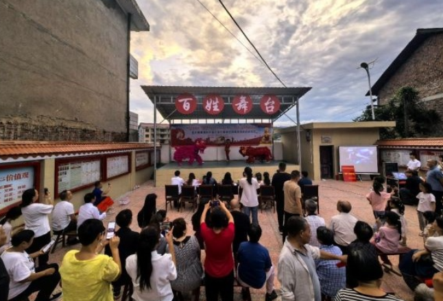湖南人文科技学院：七一慰问传党情 文艺下乡暖人心