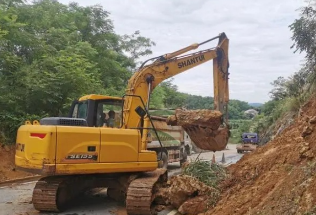 以“迅”应“汛” 勠力同心战风雨 ——娄底市公路部门全力护航汛期公路安全纪实