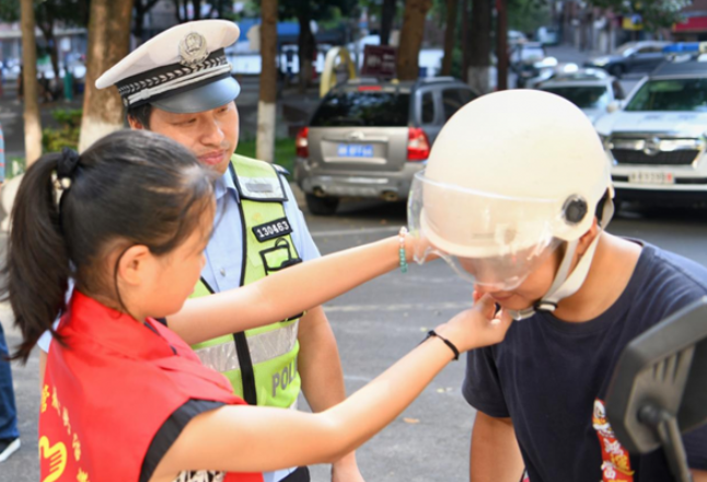 娄底：社区萌娃秒变“小交警”“沉浸式”体验交通安全