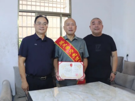 娄底市委政法委走访慰问见义勇为勇士