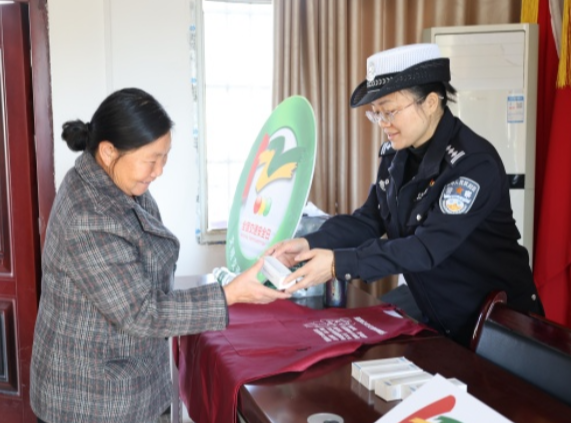 安全“零距离”！涟源交警走进社区送交通安全“干货”